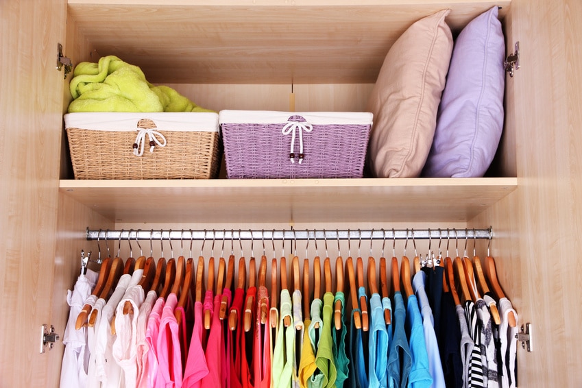 Bild von einem bunten, sehr ordentlichen Kleiderschrank in wardrobe